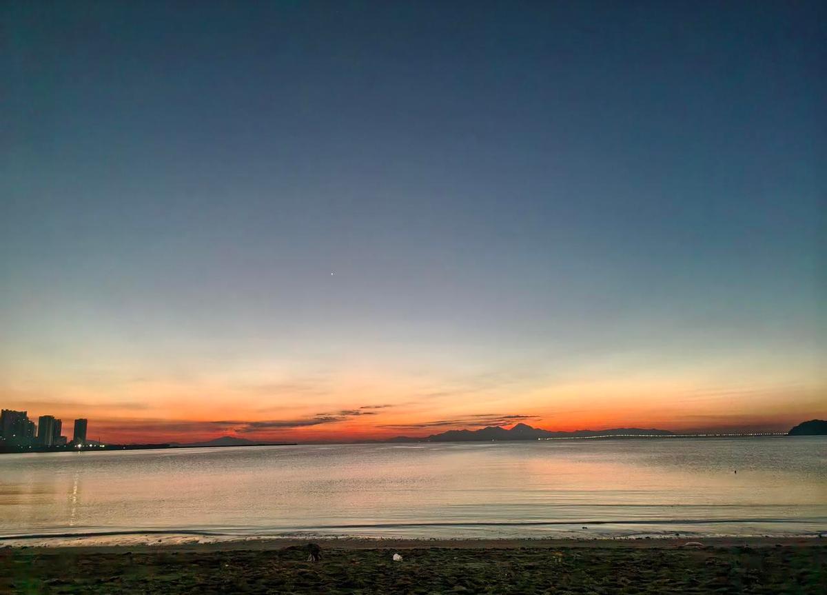 天冷了，别赖被窝，出门跑一圈，真不是自虐，是升级。
别人在暖被窝里刷手机，你踩着