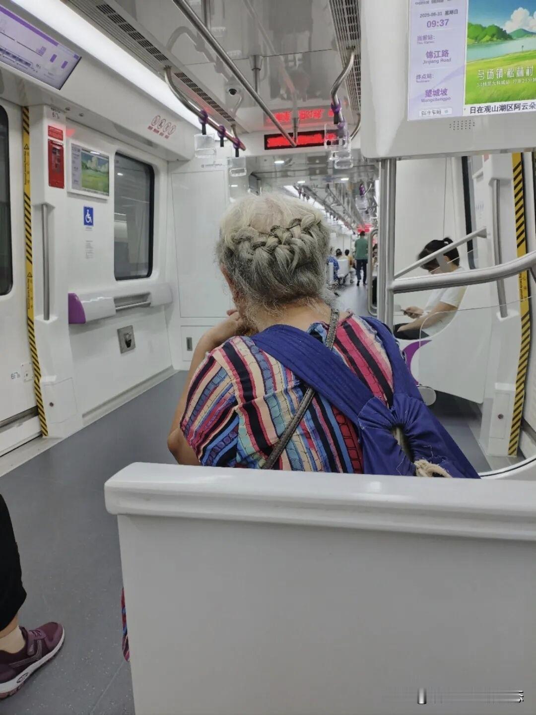 发现一个奇怪的现象：五十岁以后，最明智的父母往往选择不是买房、攒钱，而是确保能活