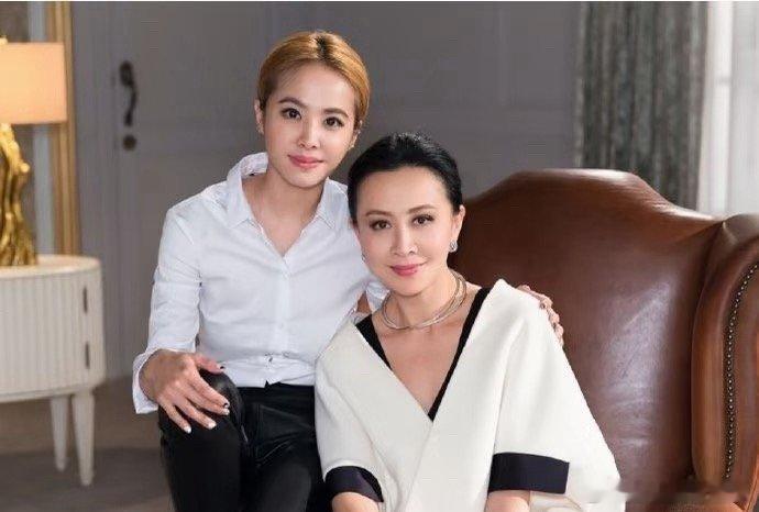 刘嘉玲蔡依林合照刘嘉玲蔡依林合照🈶，一整个梦回第三人称了！[可怜]刘嘉玲蔡依林