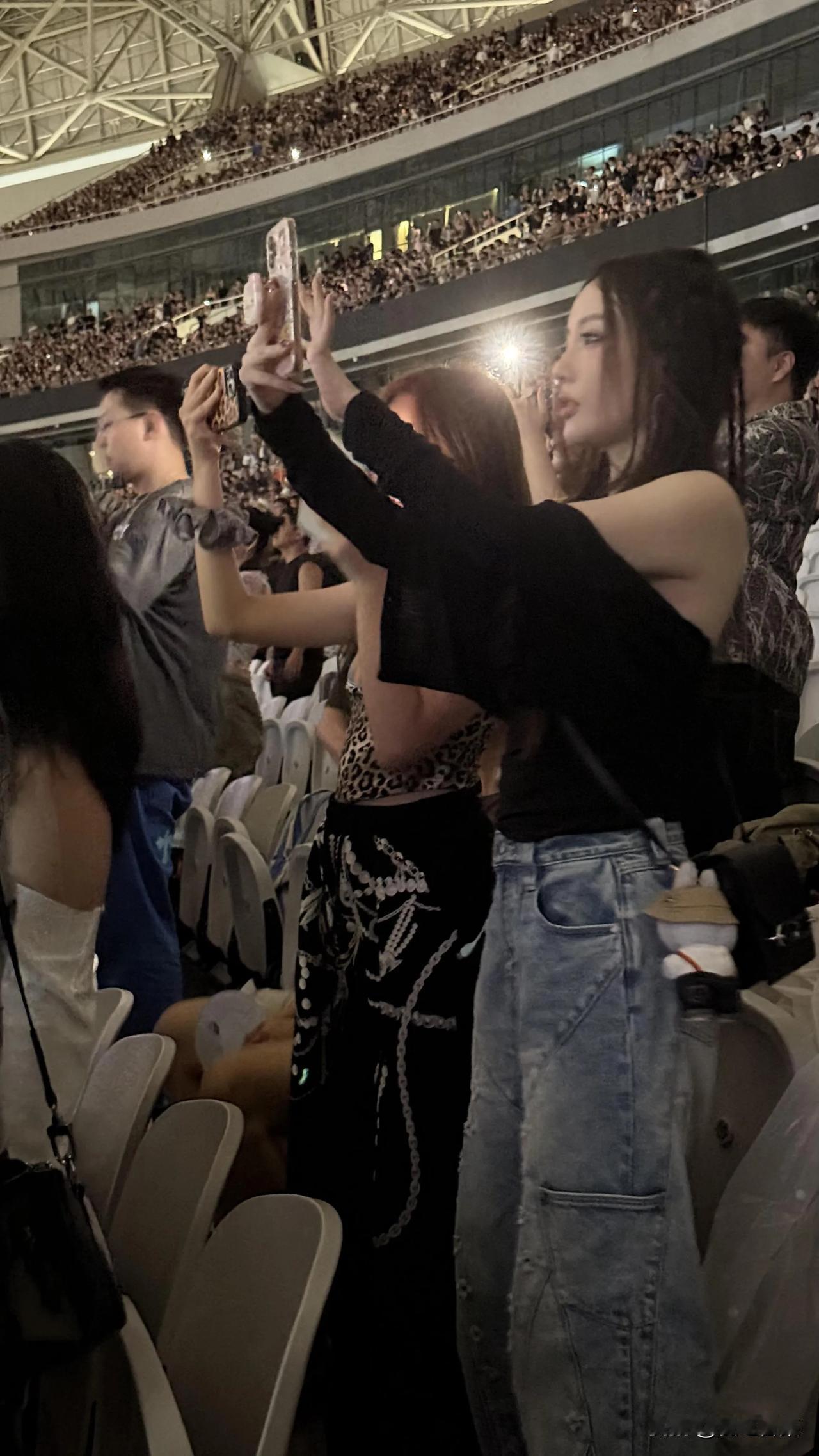 kanye上海演唱会遇见李小璐甜馨母女，不得不说，李小璐这状态维持的太好了，身材