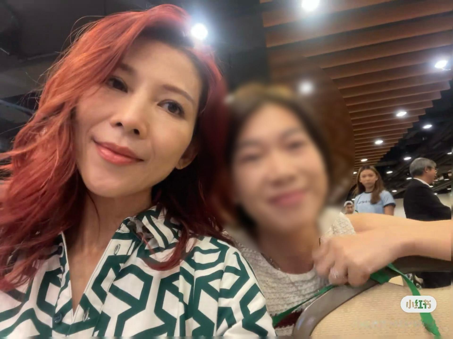 蔡少芬一家五口香港参加教会活动 ​​​