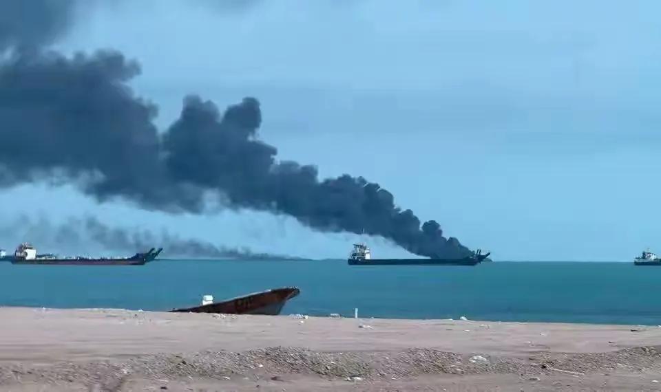 特朗普这波纯纯搬起石头砸自己的脚！对伊朗开战仅10天，两伊战争的袭船战就卷土重来