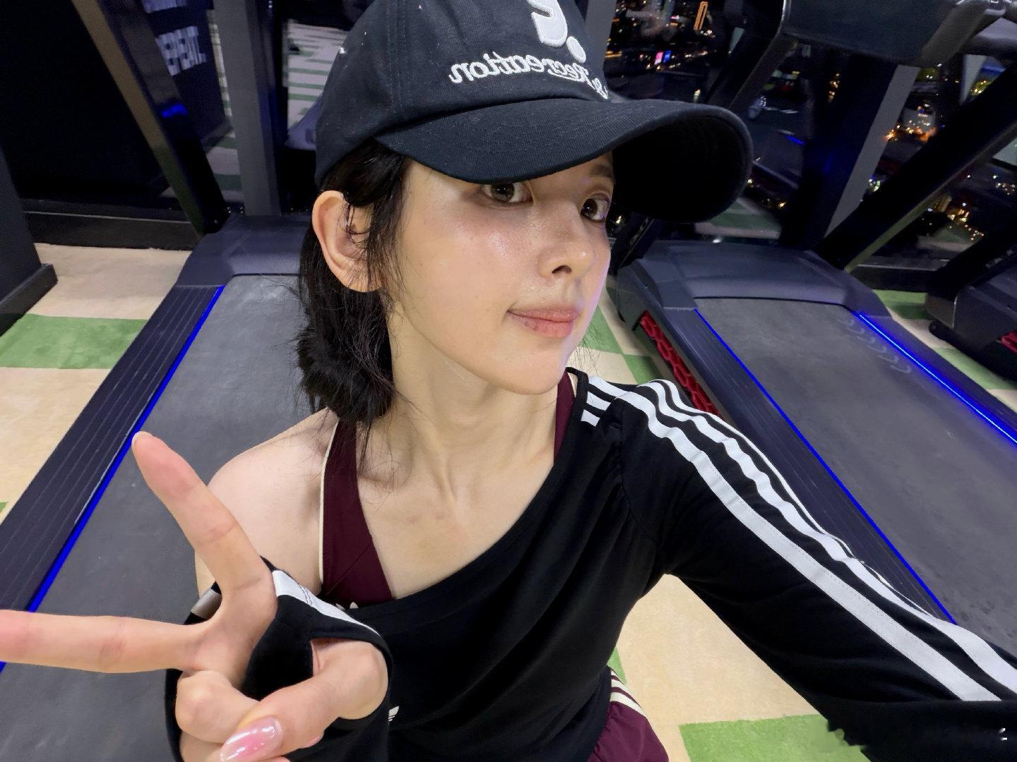 杨超越素颜健身照杨超越晒健身自拍照杨超越晒健身自拍照，真是把自律刻进骨子里的女孩