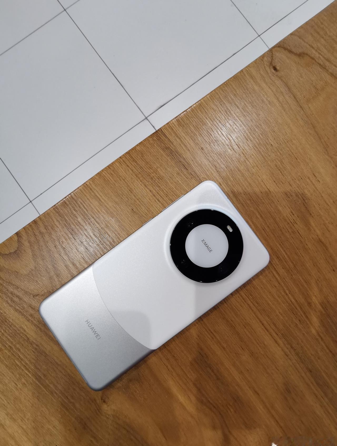 星环在这个9月份华为Mate90就要来了，据说后置摄像头采用了类似于Mate60