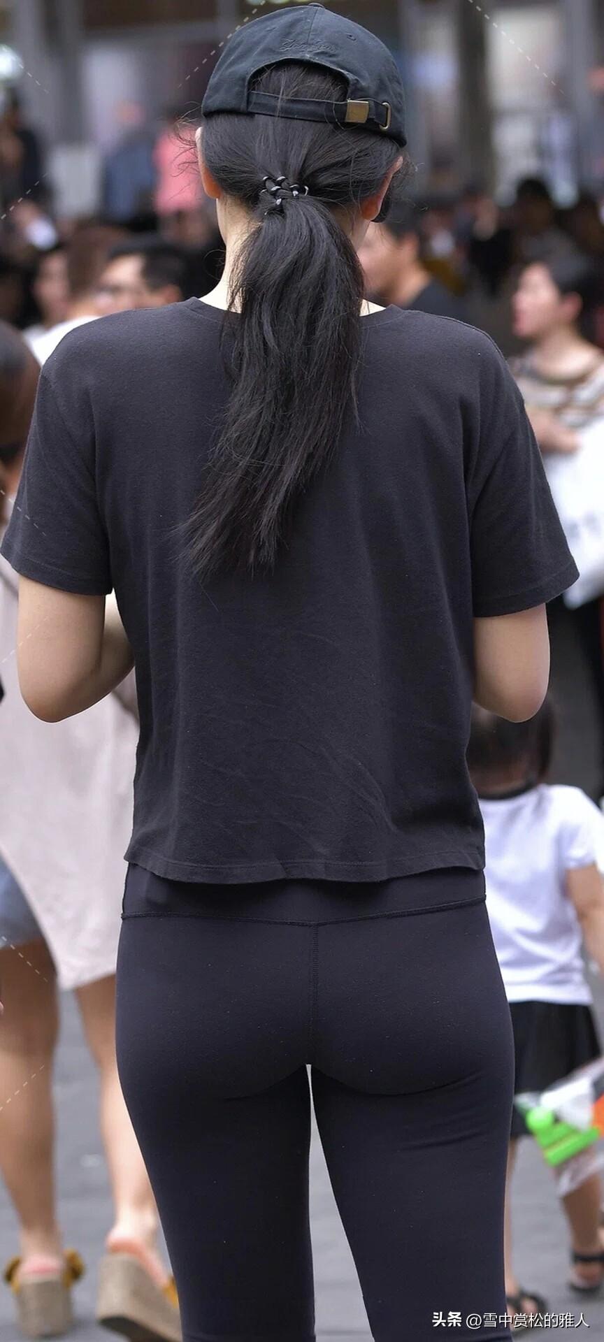 黑色系穿搭在冬天简直是省心又时尚的选择。羽绒服配牛仔裤，方便又实用，出门一穿就走