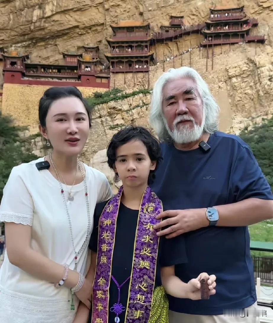 孩子在一起打打闹闹也很正常，也没有什么不一样的对待不管那个孩子都是父母手心里的宝