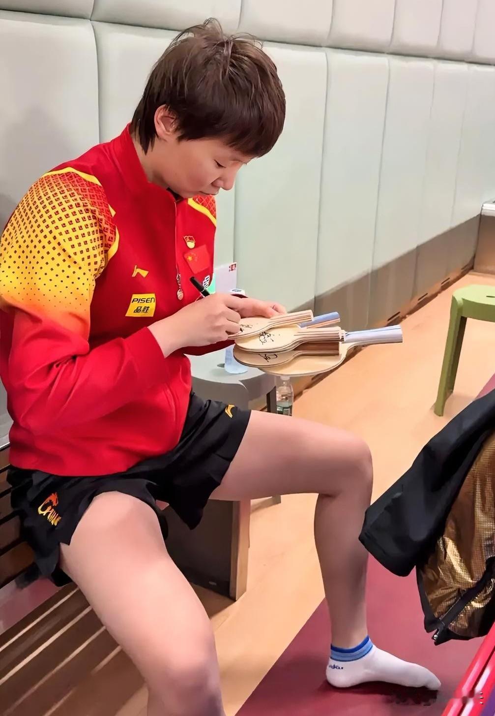 王曼昱不参加今天开始全锦赛（双打阶段）。但肯定舍不得给自己放个假。
祝王曼昱快乐