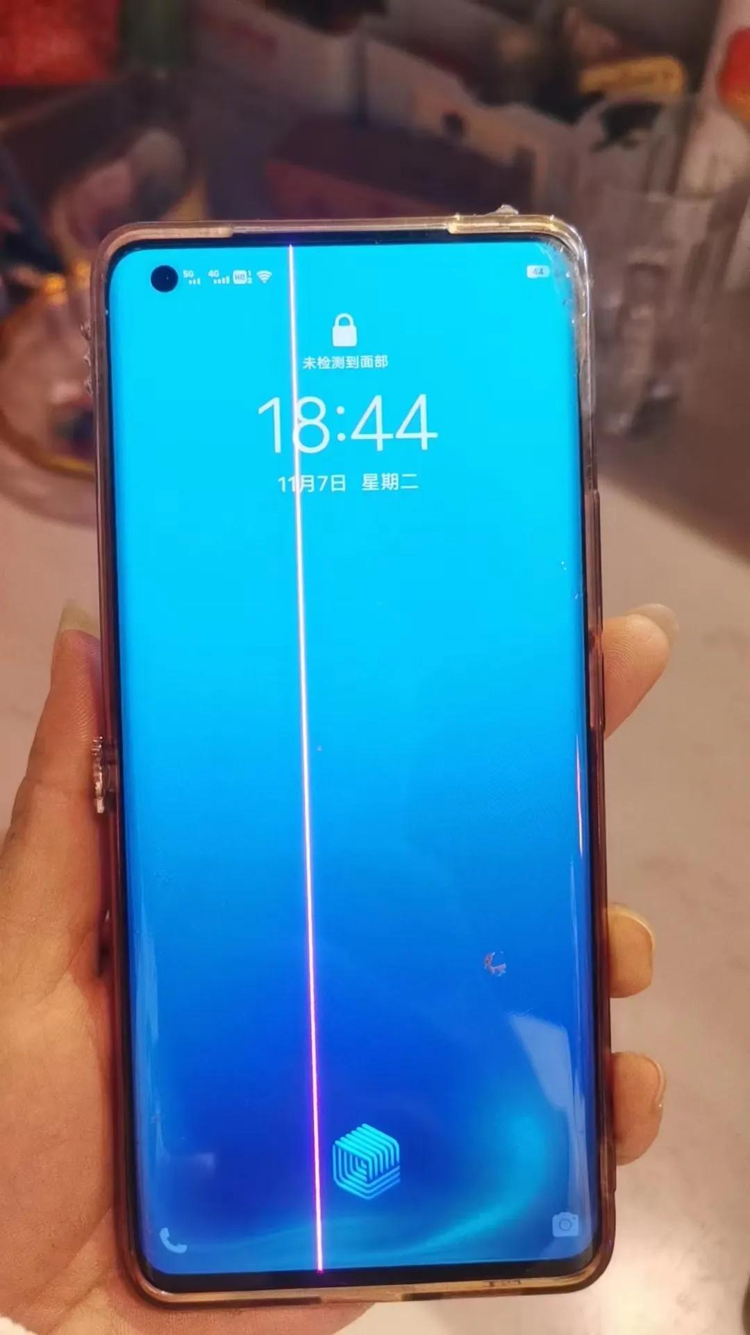 朋友的手机突然之间就惊现一条线，这到底是什么个情况？又没摔又没有磕的
