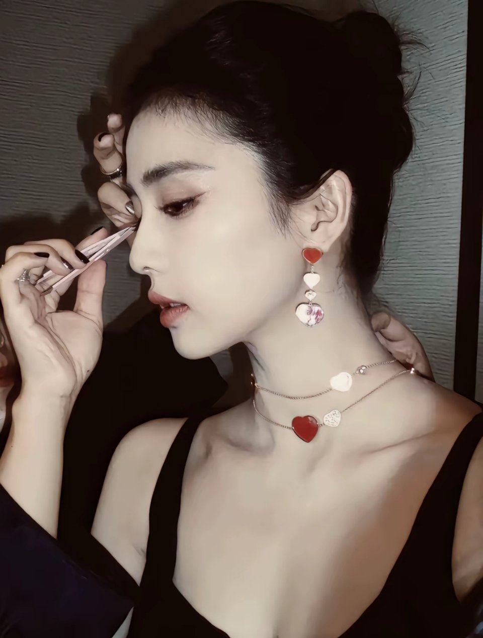 凡是捆绑白鹿炒作的，要么糊了要么就塌了。不信邪你们就捆绑炒呗。白鹿休息呢，明天开