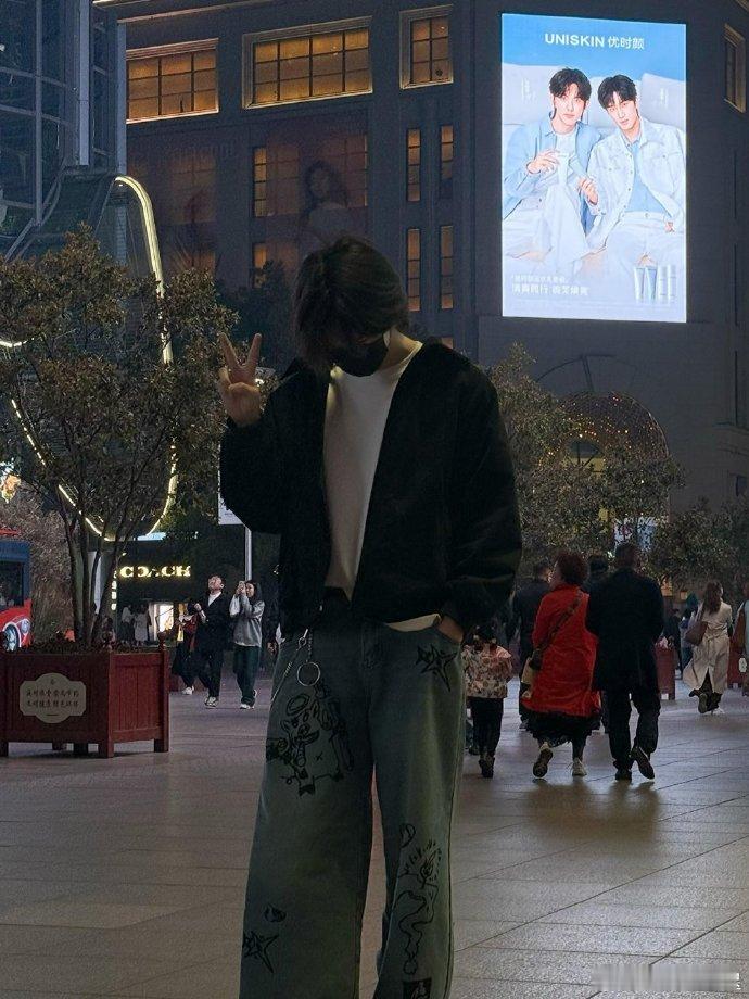 马柏全打卡单人大屏马柏全站在自己的单人大屏前，这场景比想象中还让人激动马柏全打卡