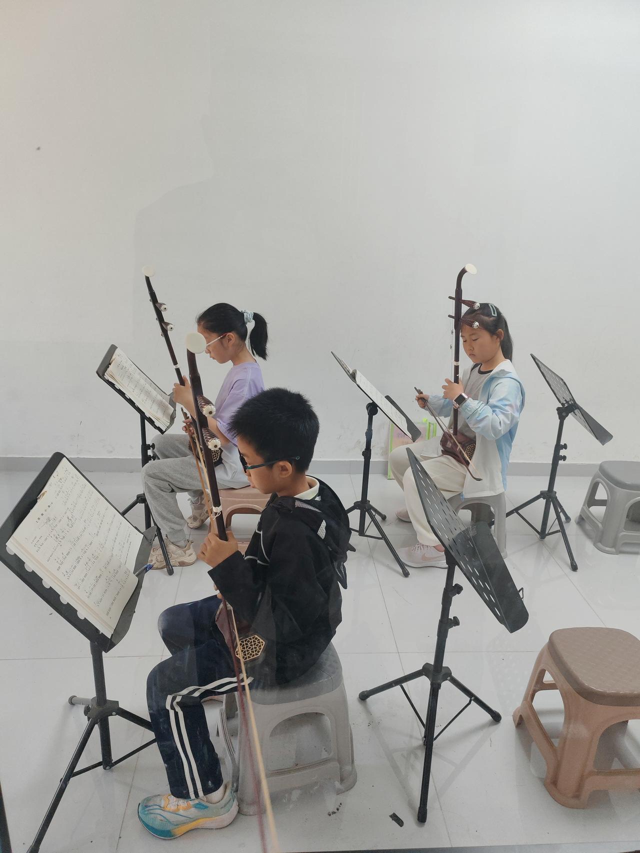 今天去和孙女到二胡培训班学二胡，同学们学的可认真了，还没到上课的时间，早到的就自