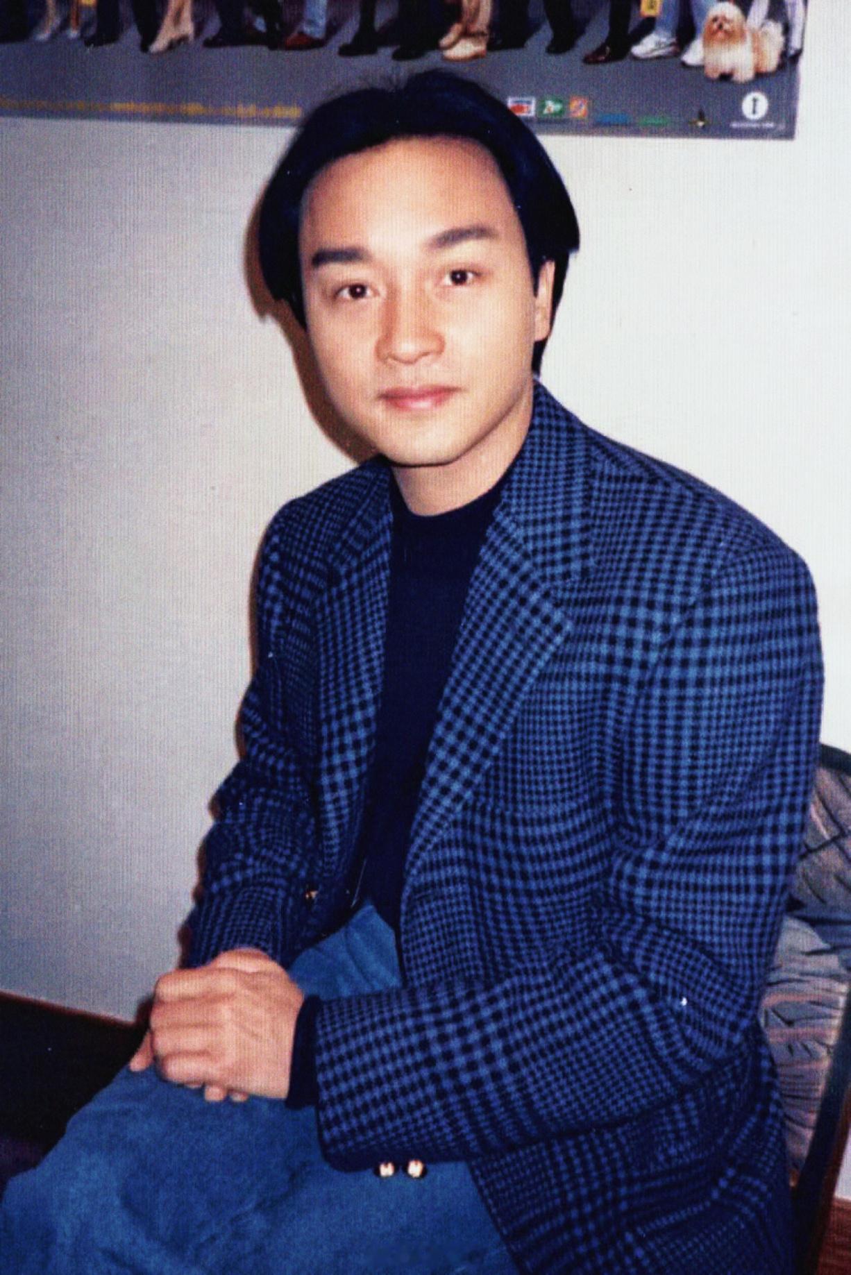 张国荣[超话]搭乘花絮去幕后 蓝衣儒雅，红衫俊朗，都是眉目如画的Leslie💙