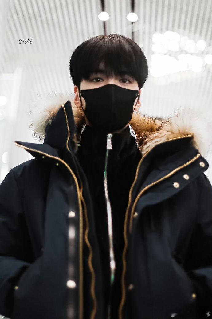 新综路透捕捉到珍贵同框，王鹤棣邵子恒并肩出发，这档爆笑综艺值得期待。 