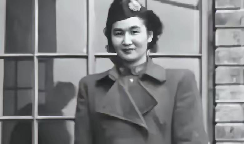 1940年，地下党康乃尔正在茶楼玩牌，一军统美女突然拍了拍他的肩膀，使了个眼色说