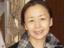 这是巴图的二姨宋青青，年轻时候人长的和宋丹丹一样的漂亮，是一位五官精致的女人，眼