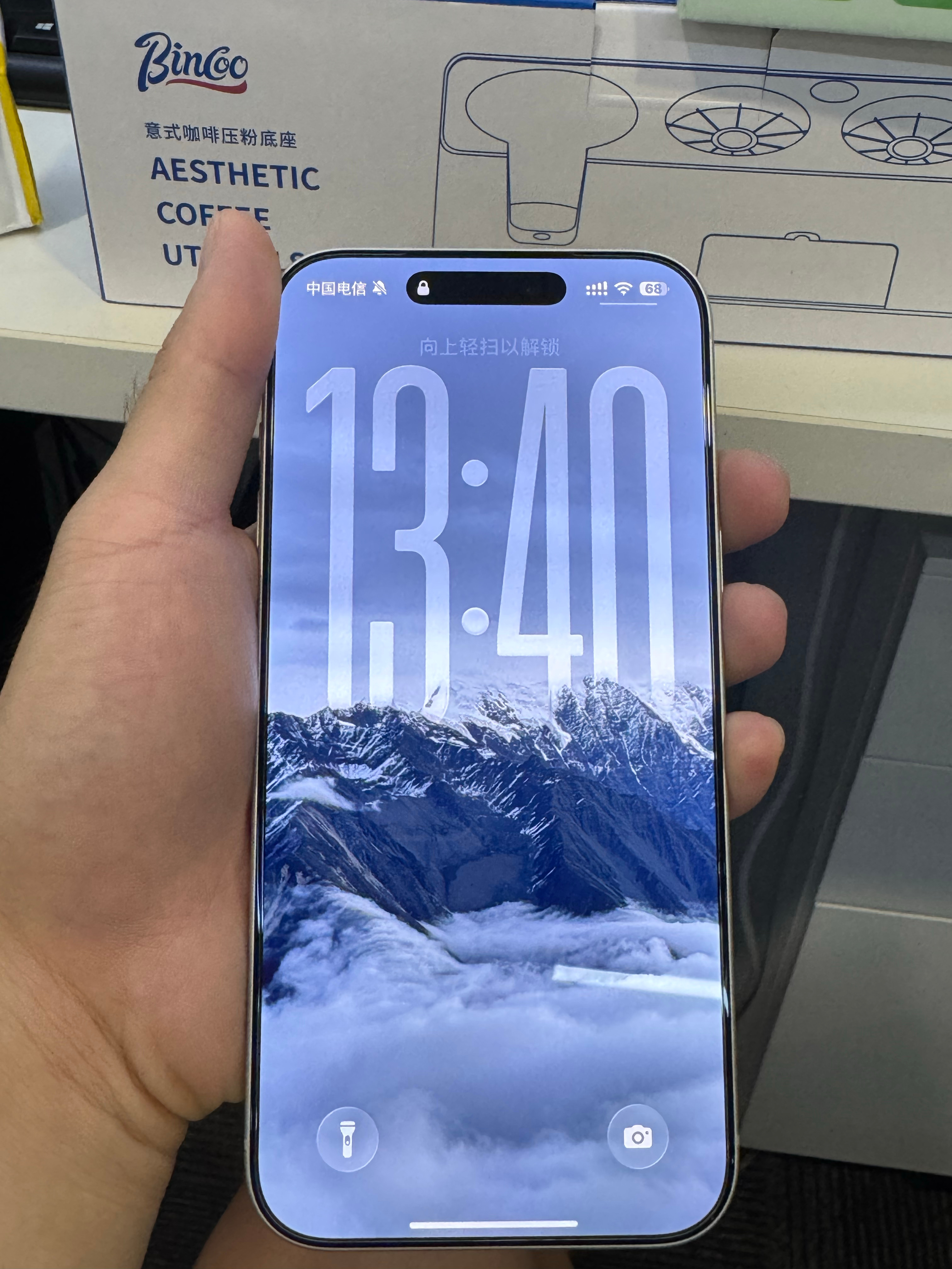 iPhone17Pro线下展出真机已满身划痕听说有划痕？大家能帮我检查一下么[d
