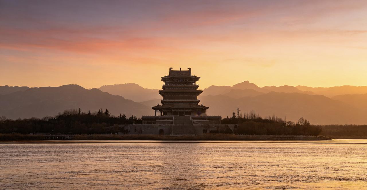 《登鹳雀楼》
 王之涣
白日依山尽，黄河入海流。
欲穷千里目，更上一层楼。
 