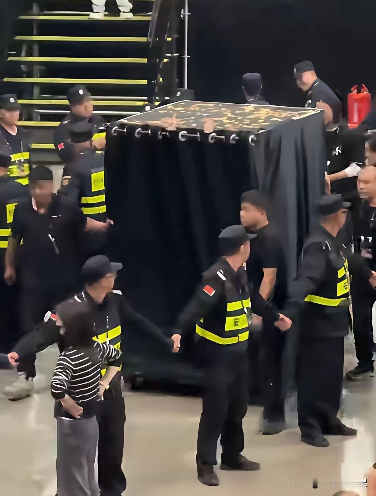 一开始我还以为是什么大人物驾到，一大群安保围着，黑布罩着箱子缓缓推过来，阵仗拉满