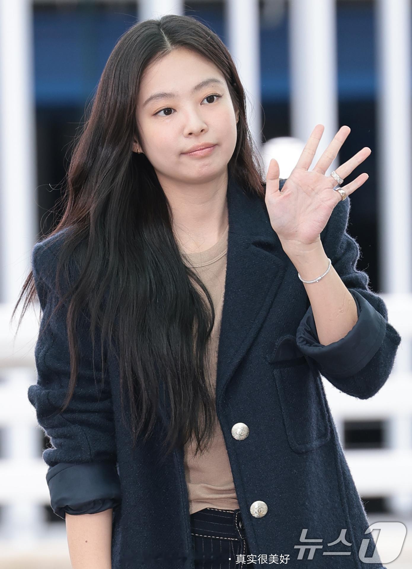 Jennie今日机场新闻图 ​​​
