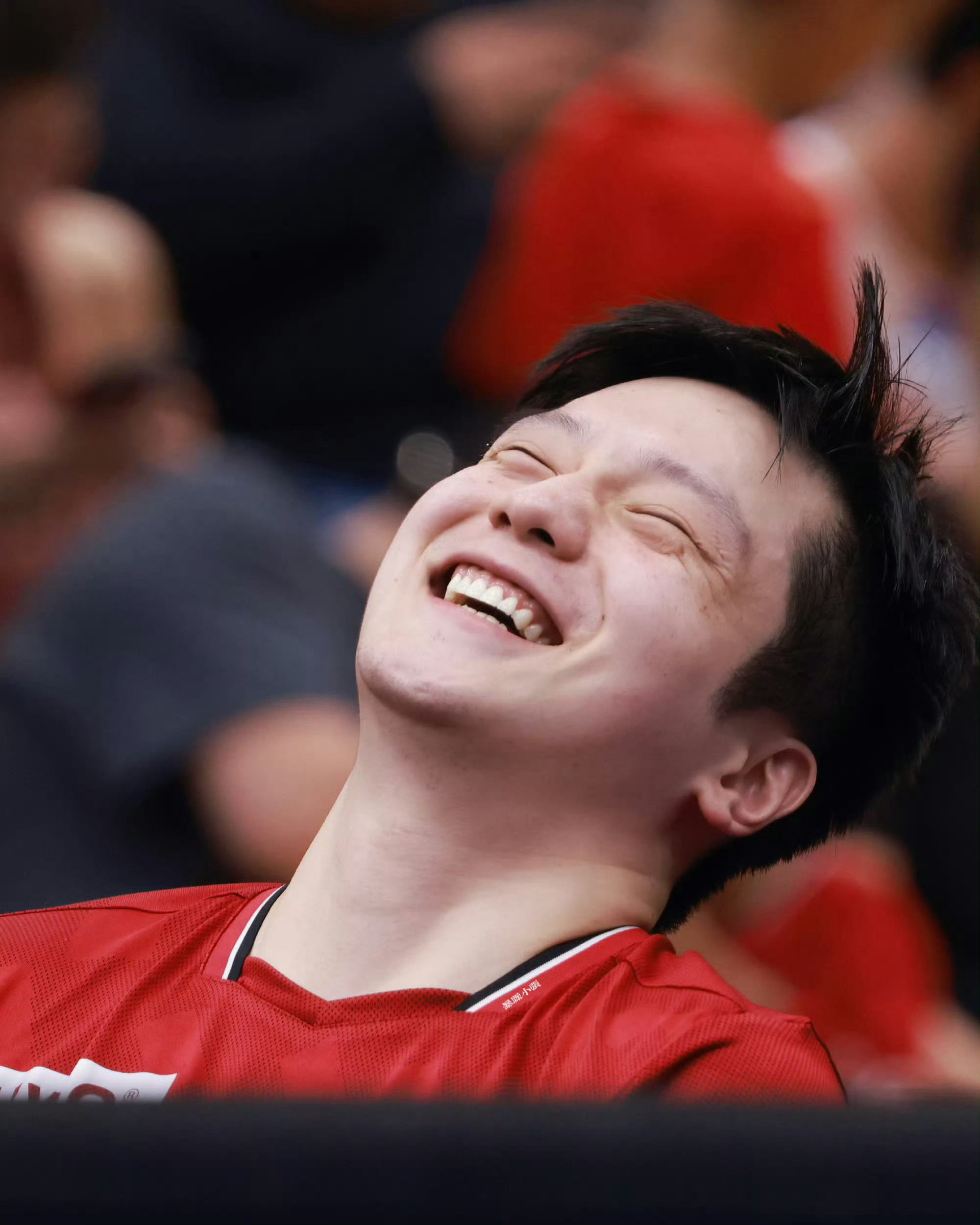 “眼睛都笑小了”的瞬间，也是乒乓球世界里的一抹柔软的云。当我们习惯了他在球台边的