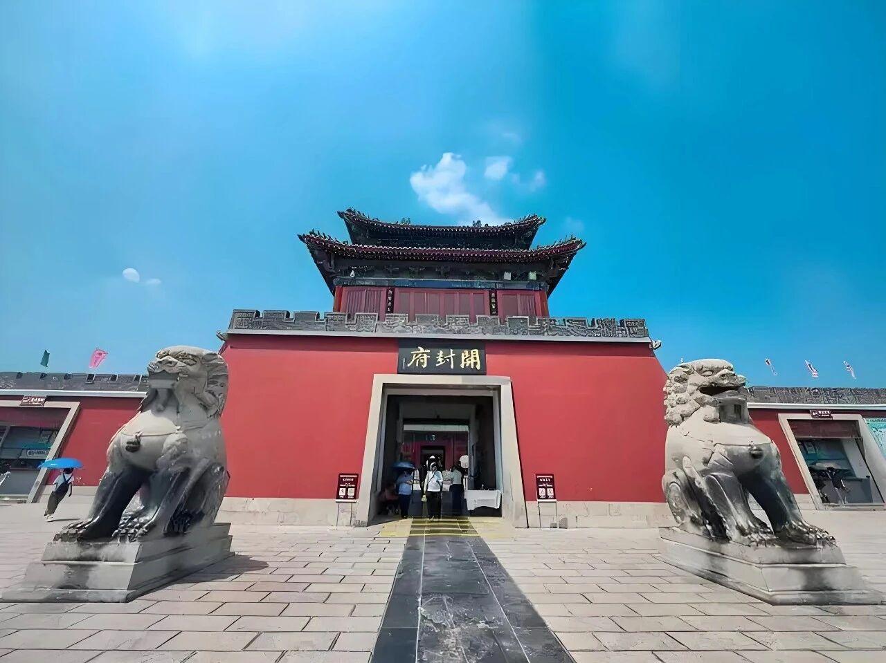 如果不是近年来万岁山的名气如日中天，还有清明上河园圈粉无数，那么开封府和包公祠的