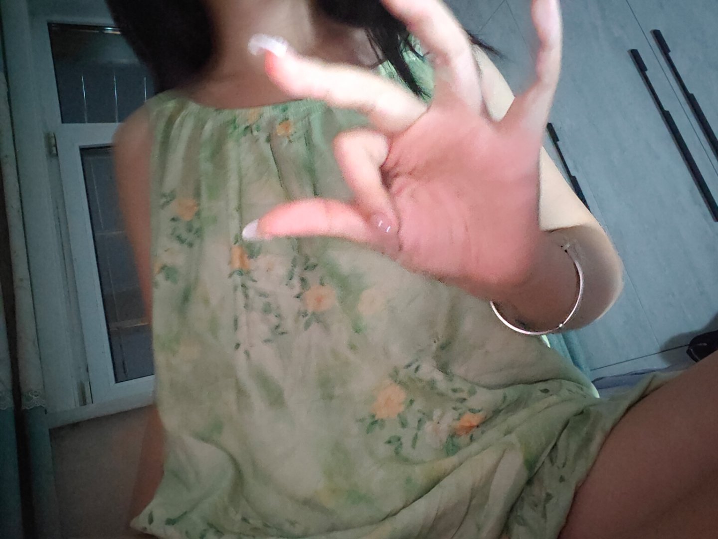 健康小测试：先把食指放在图一这个位置然后再像图二把胳膊伸直你们会疼吗？！ 