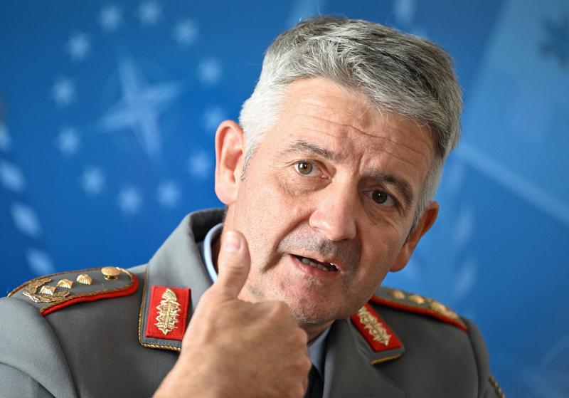 乌克兰战后保留80万军队这事挺有看头。最初特朗普的“28点和平计划”要求乌军队规