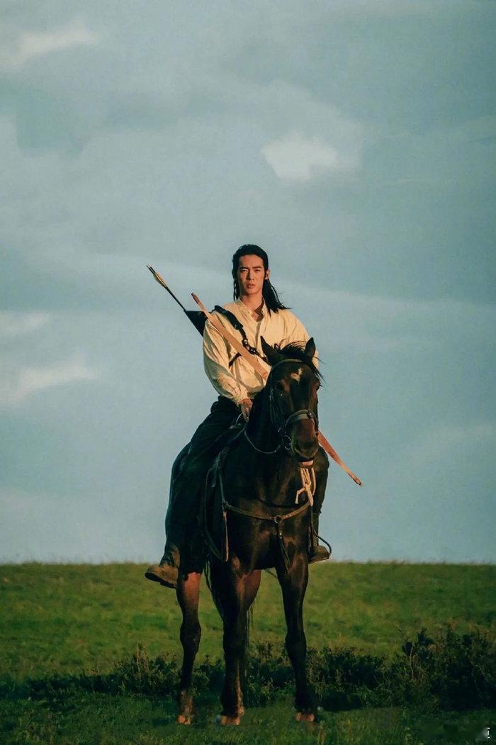 被于适的红色马表帅到了 电影里于适骑马冲锋的画面有多燃，此刻他的姿态就有多稳。他