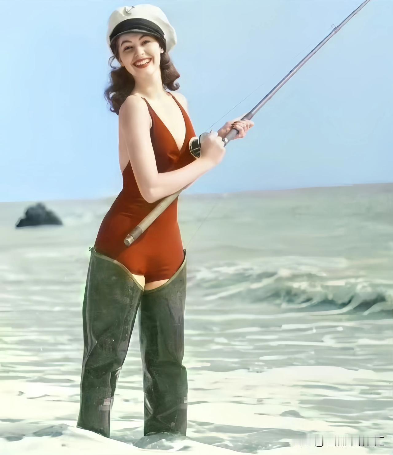 1942年，美国。好莱坞女演员艾娃.加德纳在佛州海钓。
      穿红色泳衣的
