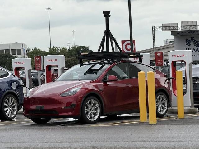 特斯拉无人出租上线两周就撞了，起步剐蹭路边车辆，纯视觉方案受争议