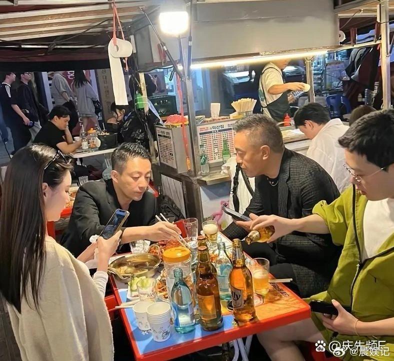 汪小菲带马筱梅的家人吃路边摊，与大s消费两极分化 ​​​