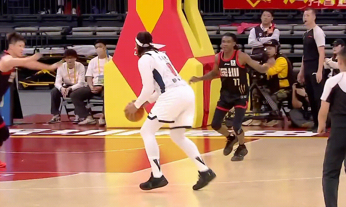 萨林杰打老东家真来劲啊，关键时刻毫不手软，崔永熙场边也开心笑了！ 深圳男篮vs广