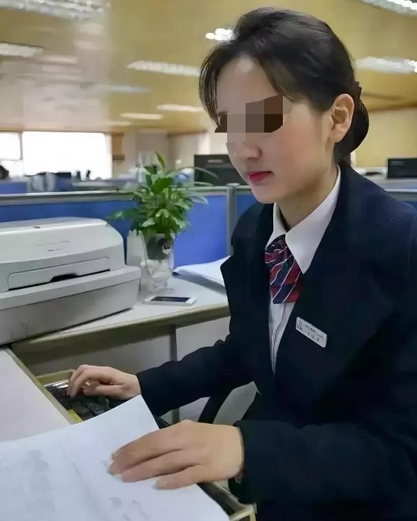 湖南，一女子通过重重考核，被某银行录用，岂料，银行意外在女子档案里发现，她曾被原