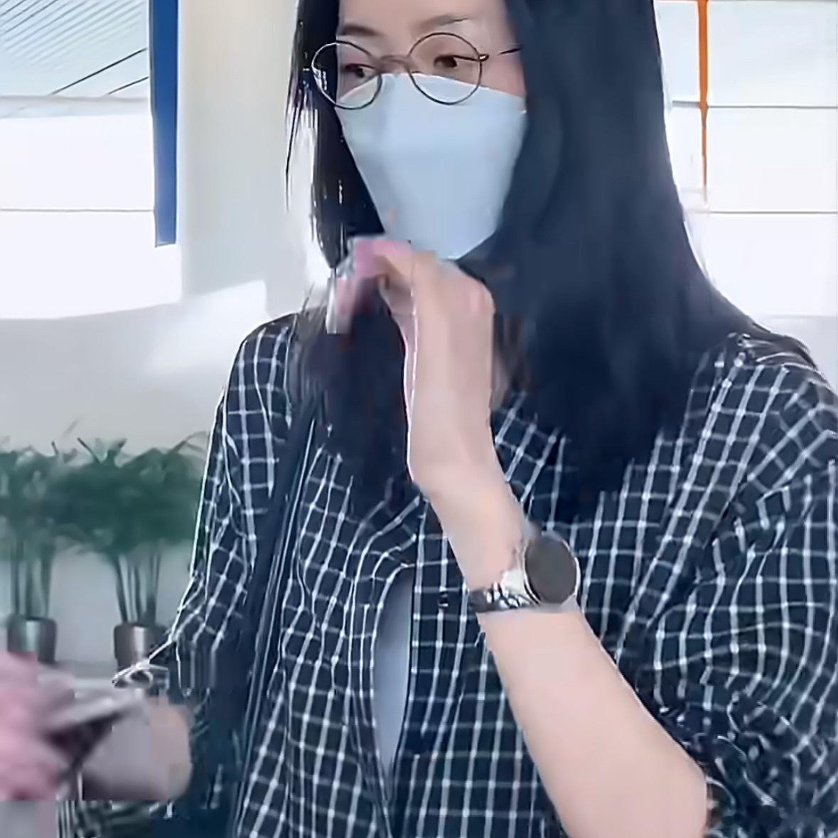 感觉刘雯都快哭了看得真的好无奈。机场听到老粉丝那句“少上网，多务工多工作”，刘雯