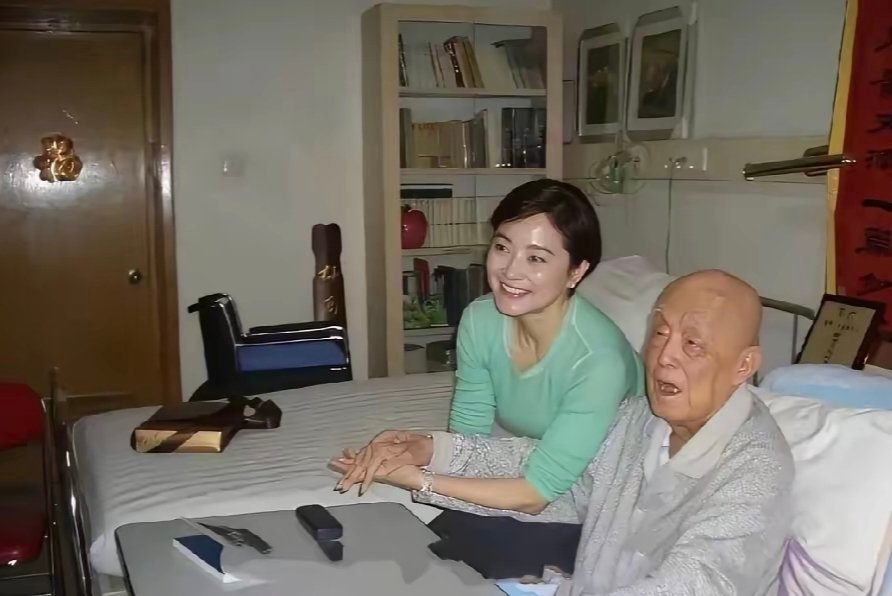 54岁的林青霞专程来到北京季羡林先生的居所探望已经96岁高龄的国学大师季羡林，二