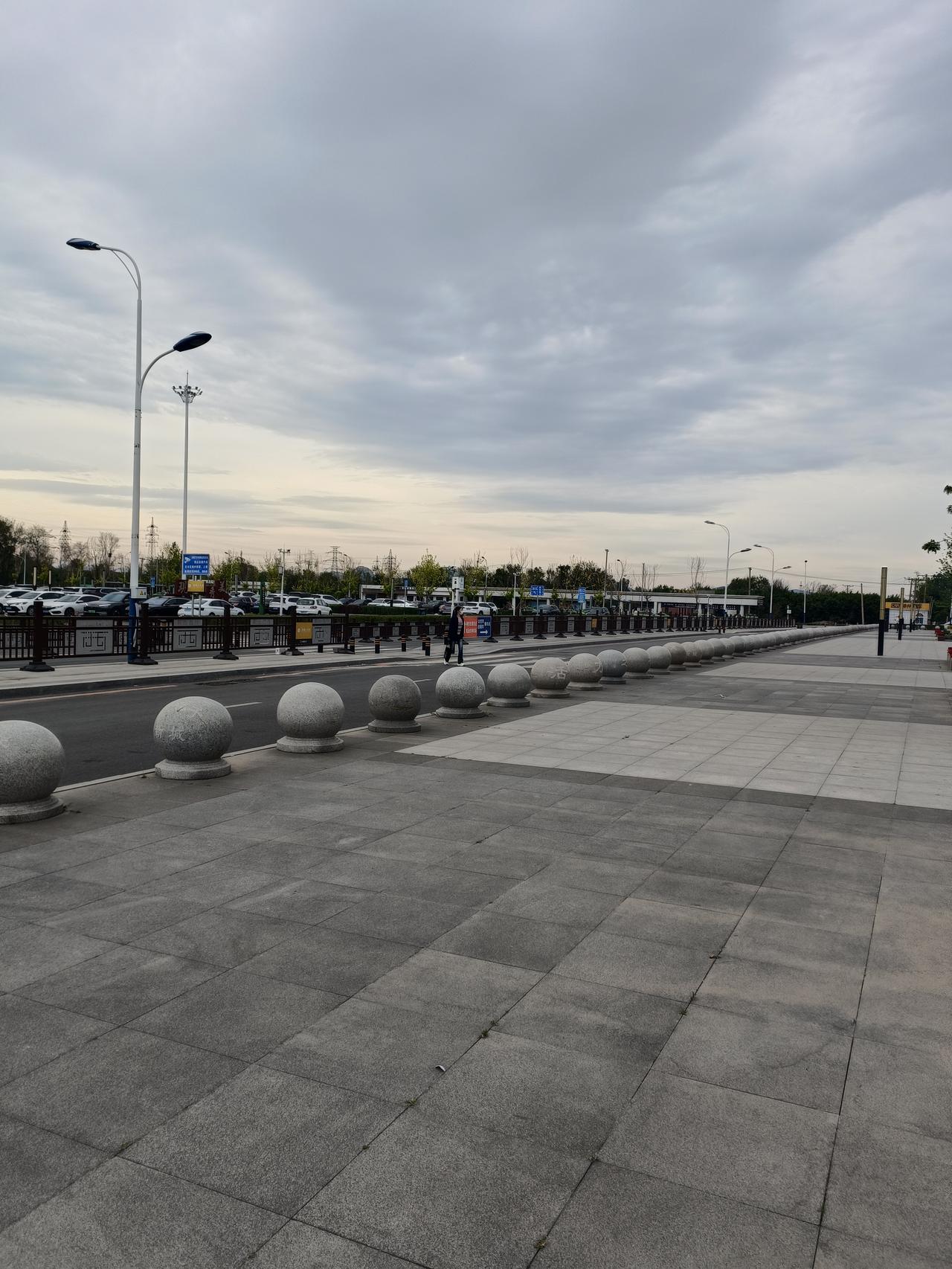 人过五十后为什么喜欢回老家? 人过五十后喜欢回老家，原因还挺多。首先，城市生活成