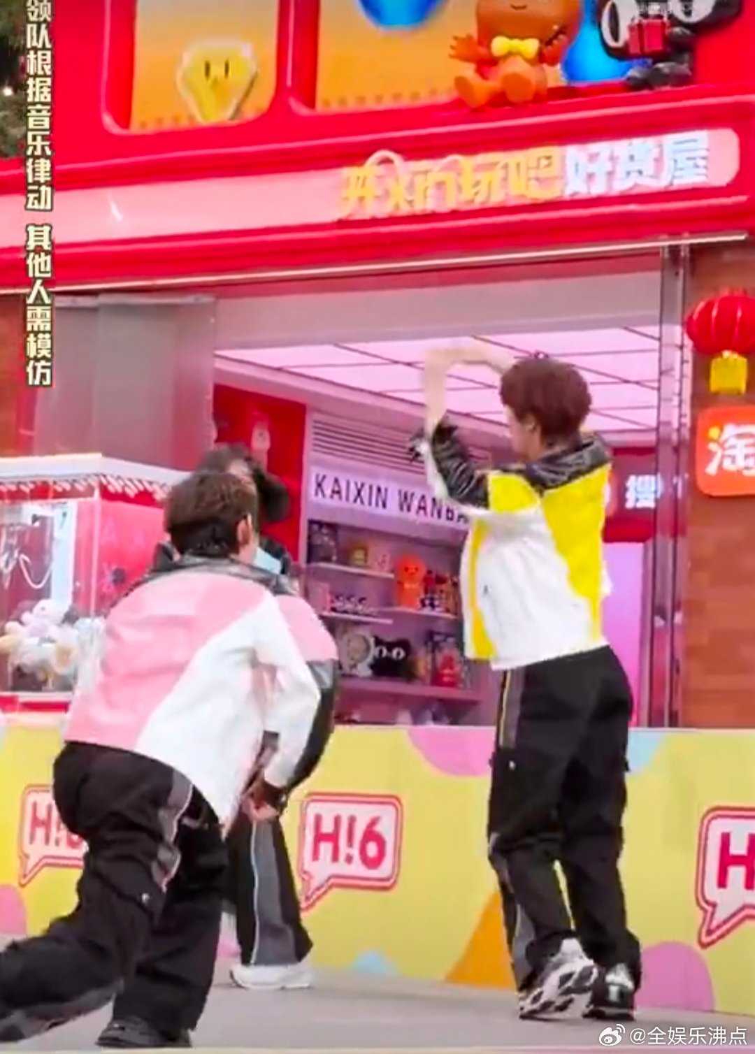 王嘉尔跟着丁程鑫跳舞不理解但照做你好星期六丁程鑫跳舞越跳越离谱，地上蠕动假装系鞋