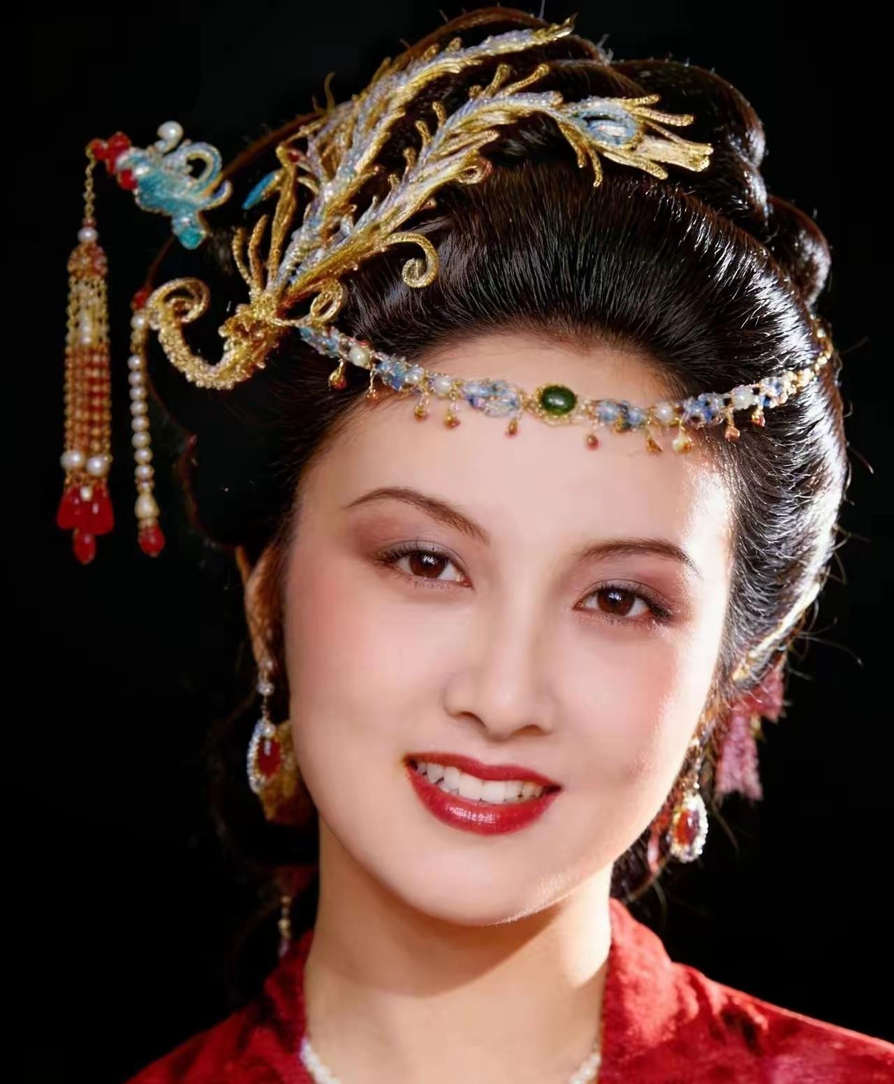 她也是古装美人，演过《宰相刘罗锅》《康熙微服私访记》《红楼梦》《苍天有泪》都是些