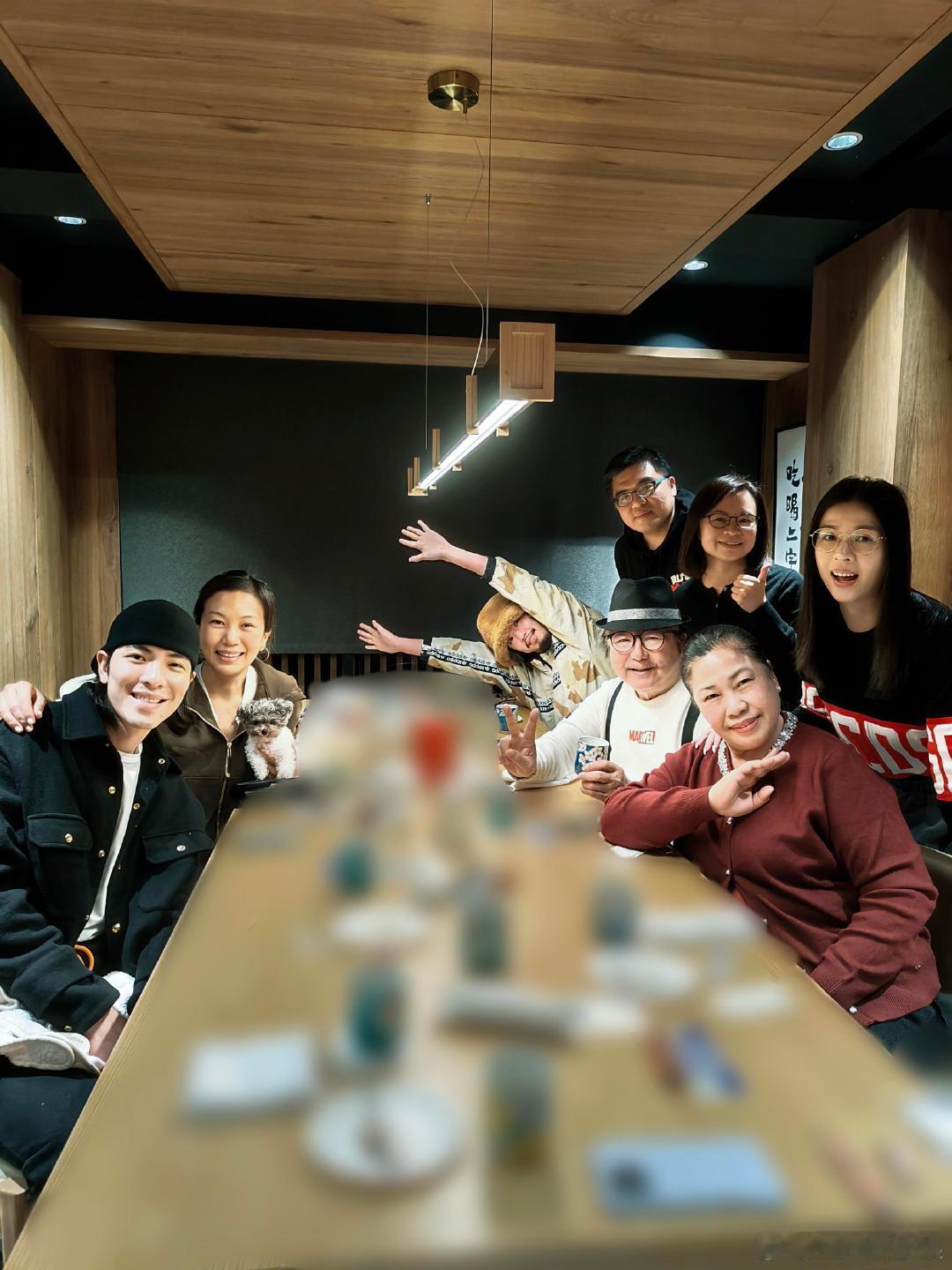 萧敬腾晒照为妈妈庆生萧敬腾晒合照为妈妈庆生萧敬腾晒合照为妈妈庆生，一大家子聚餐的