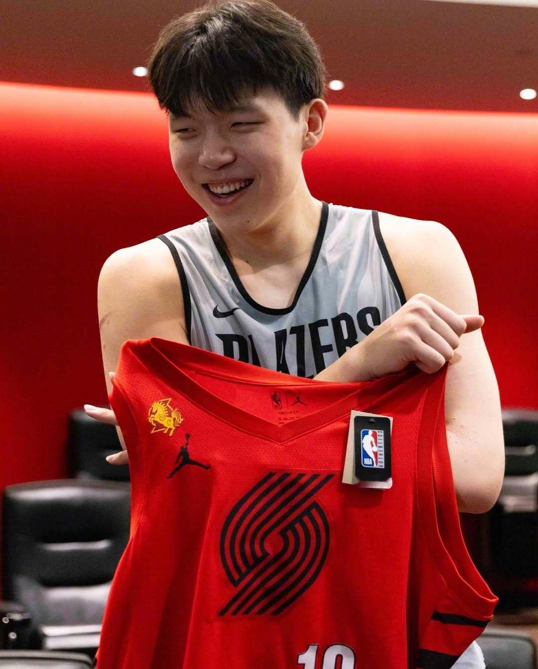 开拓者给杨瀚森做了一件马年限定球衣，不仅背后带有「杨瀚森」的汉字名，胸前还有金色