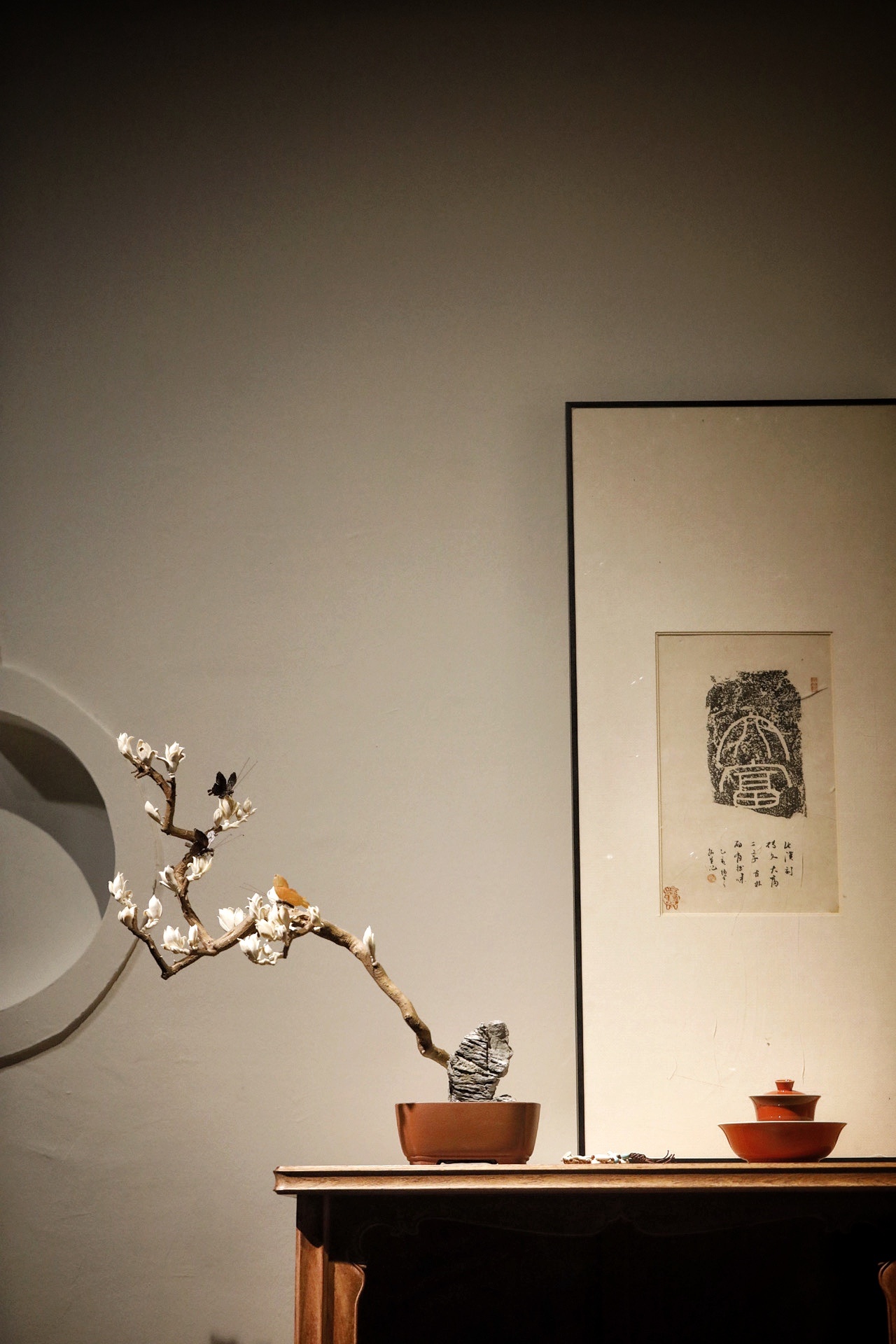 猛犸×枯木｜蝶舞兰枝·盆景取天然枯木为枝，肌理苍古宛然，以猛犸料精雕兰瓣，素洁清