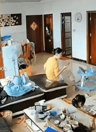 难道这就是所谓的“骑驴找驴”？
 
宝妈坐在客厅里，左手抱着宝宝，右手玩着手机，