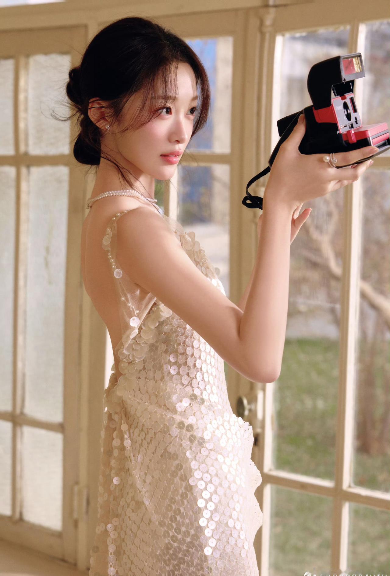 穿漂亮的小裙子来和大家玩儿啦～～🧚‍♀️
小雨点滴滴搜狐时尚盛典 ​​​@李雨