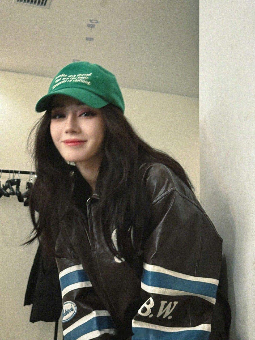 #热巴# 绿色的帽子好显白 搭着深棕色的皮夹克酷酷的 整体又帅又有活力 都可以学