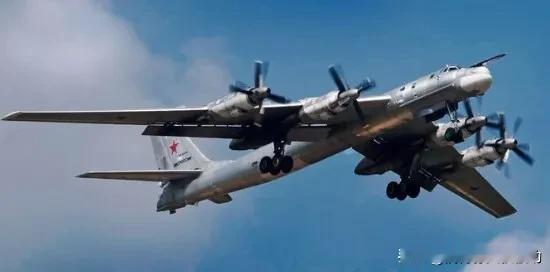 “俄罗斯3架TU-95MS战略轰炸机在恩格斯空军基地被乌军无人机袭击，受损严重”