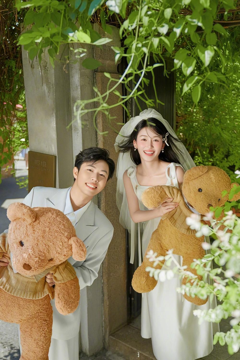 甜蜜约会氛围感的婚纱照来啦！[心]拍婚纱照就像在约会一样轻松自在~穿一身休闲白裙