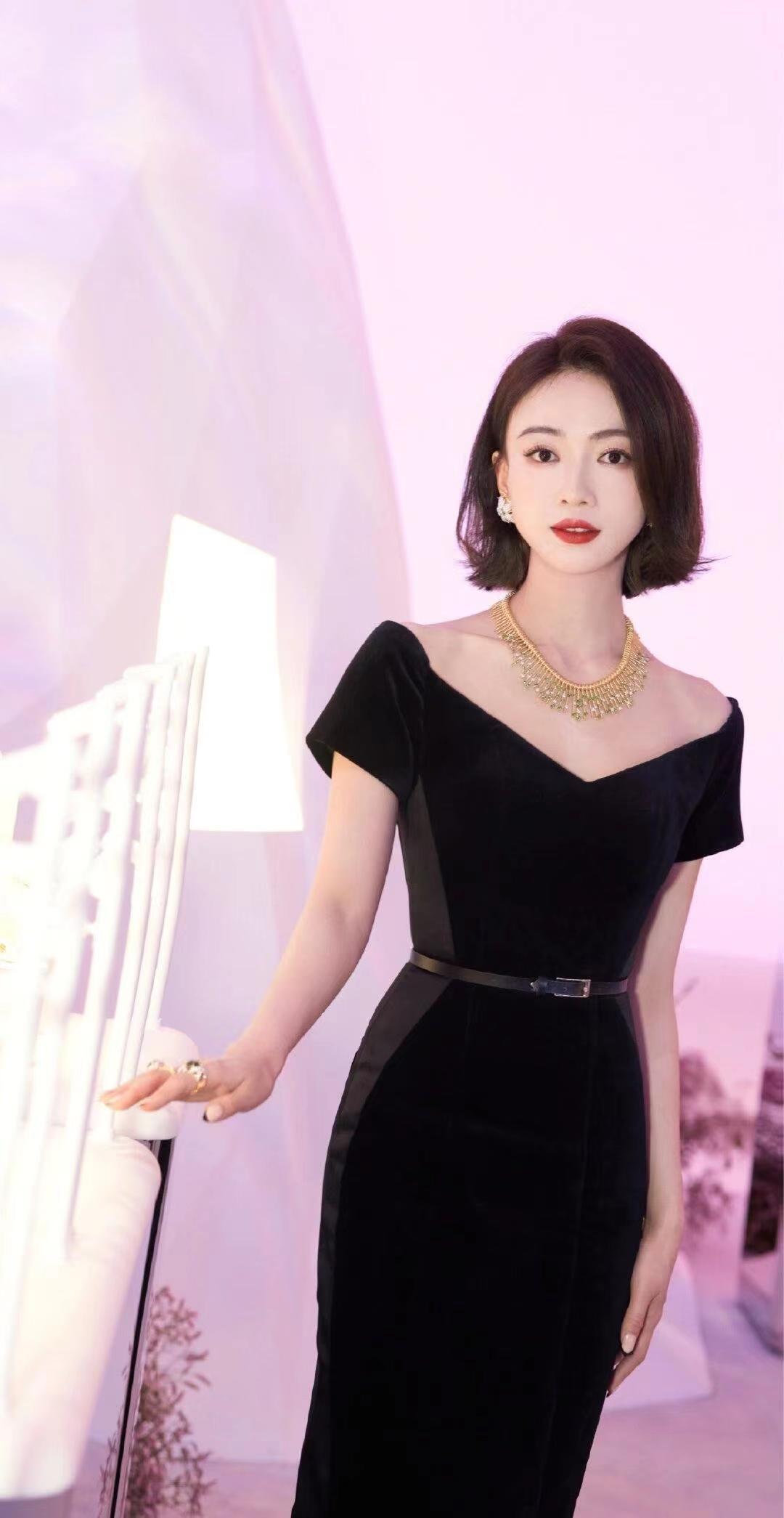 吴谨言这组黑裙真的好戳我，红与黑就是吴谨言专属的的颜色吧 ​​​