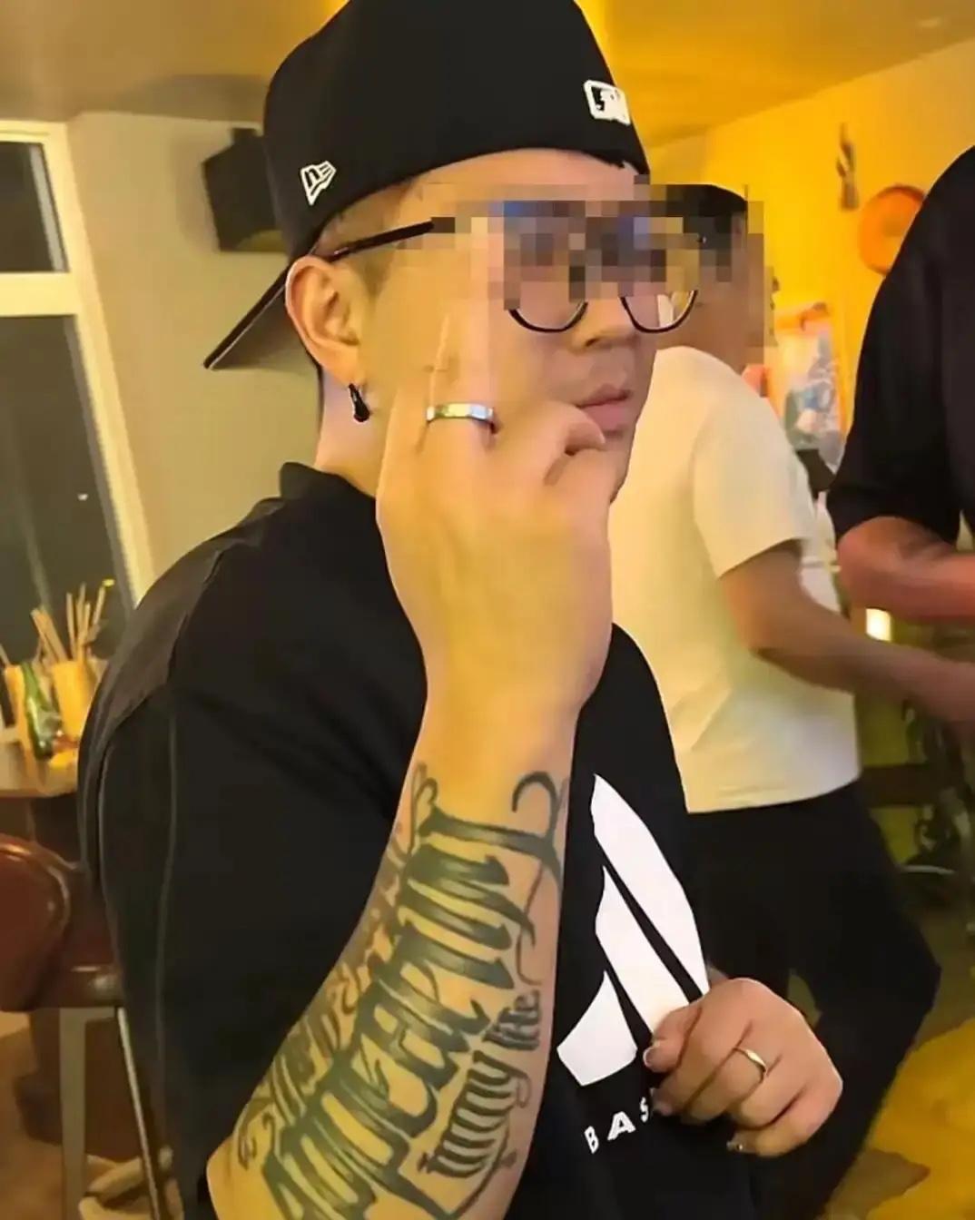还清了赃款、服完六年完整刑期，

宋喆依旧没能换回重新立足的机会，这恰恰印证了，