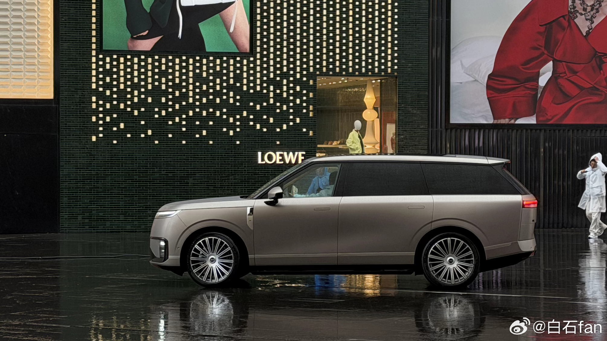 小鹏的这个旗舰大六座SUV的侧面应该是最像揽胜的吧。略带圆润，但很有气场！最近亮