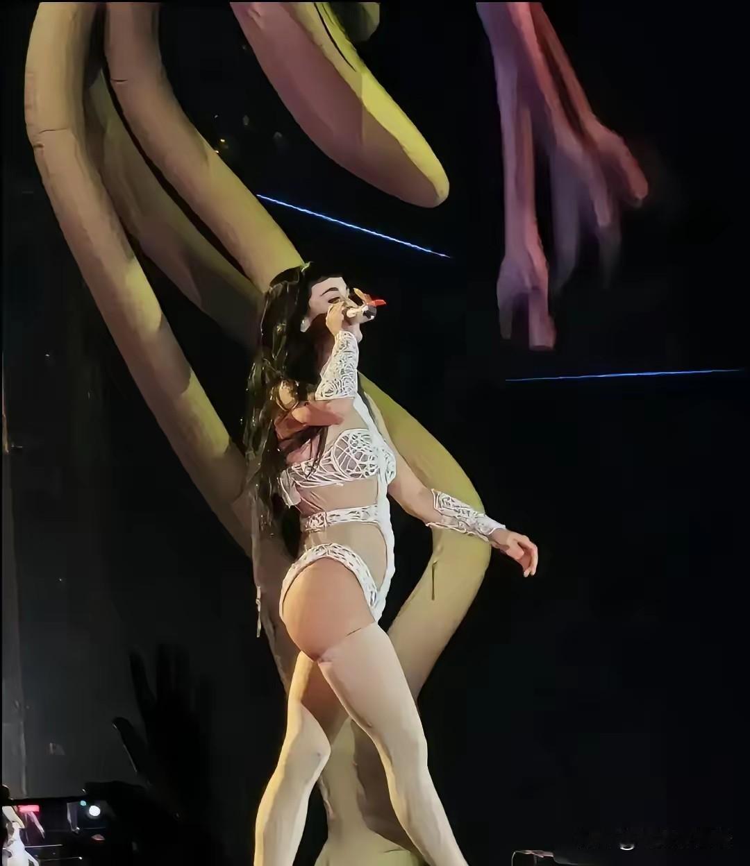 穿这身就出来了，还在舞台上，实在是太丑陋了，有碍观瞻。
唱歌就唱歌，用这样的服装